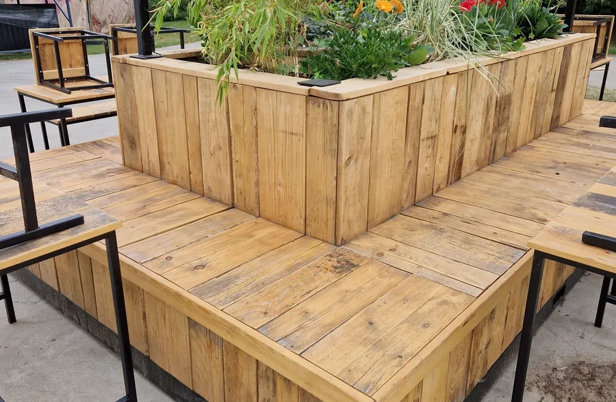Houten zitbanken en eventmeubilair van Total Relax
